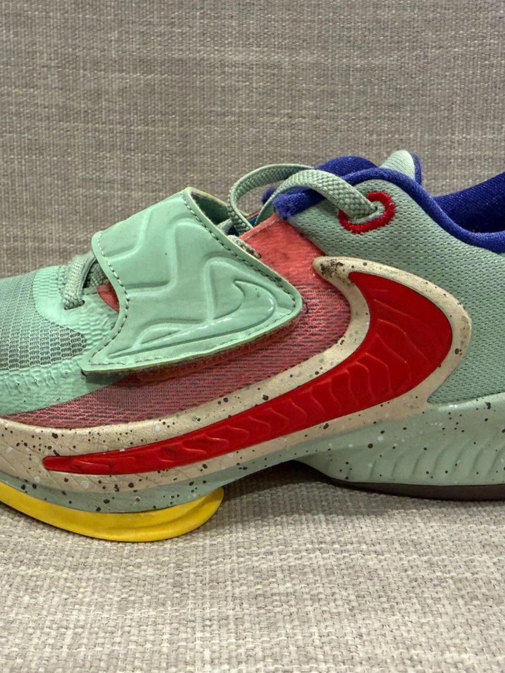 Nike Zoom Freak 4 SE Enamel Green Red Basketball Shoes Size 1.5Y [DQ0555-300]